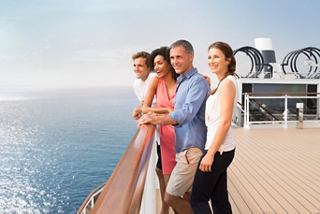 Eine Gruppe von Freunden genießt die Aussicht auf das Meer, während sie sich an der Reling des Schiffes MSC Seaview anlehnen | MSC Cruises