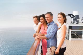 Eine fröhliche Gruppe von Freunden genießt die Aussicht auf das Meer vom Deck der MSC Seaview | MSC Cruises