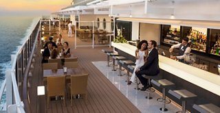 Gäste genießen Getränke an der Marketplace Bar auf dem Deck mit Blick auf den Ozean und einem freundlichen Barkeeper | MSC Cruises