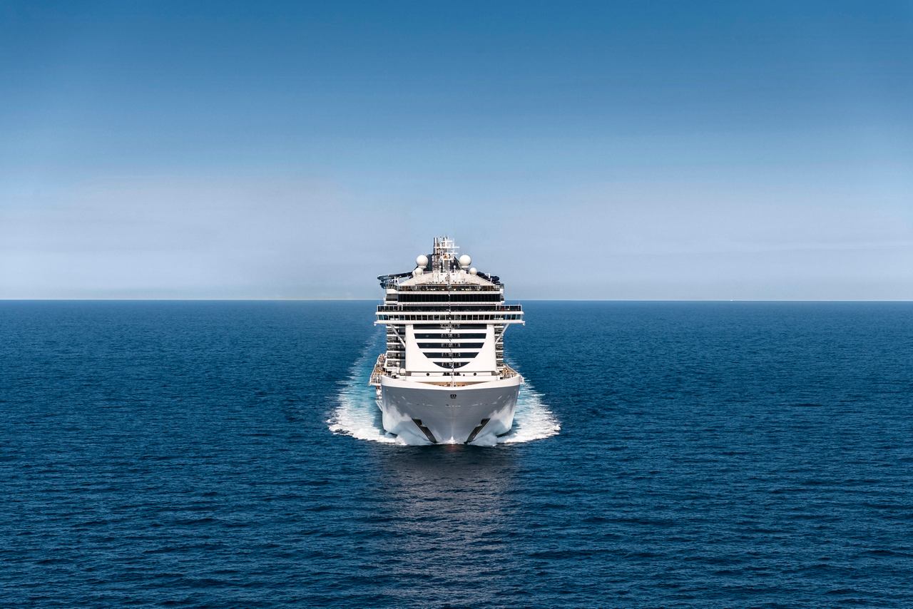Vista aérea del MSC Seaview navegando por aguas tranquilas bajo un cielo azul claro | MSC Cruceros