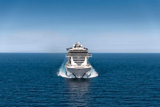 Vista aérea del MSC Seaview navegando por aguas tranquilas bajo un cielo azul claro | MSC Cruceros