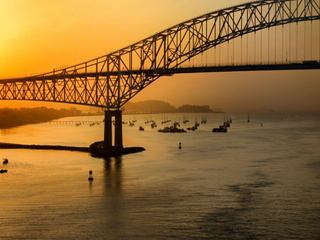 Le pont des Amériques relie les rives du canal de Panama au coucher du soleil | MSC Cruises