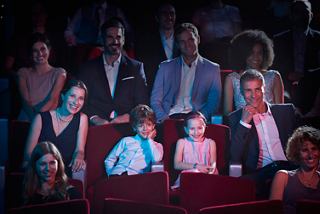 Una familia disfruta de un espectáculo en el Teatro Odeon del MSC Seaview | MSC Cruceros