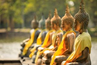 Cinque statue del Buddha in abiti vivaci situate presso il lago Beira a Colombo | MSC Crociere
