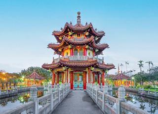 Padiglione a Taiwan circondato da un giardino e uno stagno sotto un cielo blu chiaro | MSC Crociere