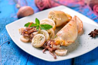 Un delicioso plato con calamares rellenos y pescado adornado con hojas de menta, que muestra tesoros culinarios italianos | MSC Cruceros