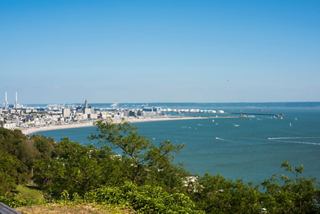 Une vue panoramique de la côte et du port du Havre, où la mer rencontre le ciel | MSC Cruises