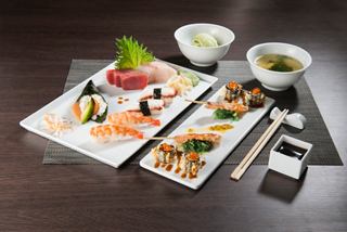 Una hermosa bandeja de sushi dispuesta con varios rolls y guarniciones servidas en elegantes platos | MSC Cruceros