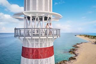 Un faro si erge lungo la costa della Riserva Marina Ocean Cay MSC, affacciandosi sulla spiaggia serena e sulle acque cristalline | MSC Crociere