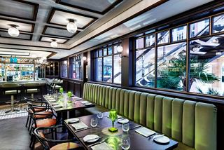 Un entorno de restaurante elegante con decoración vibrante, mesas y una atmósfera acogedora | MSC Cruceros
