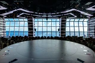 Ein geräumiger Lounge-Bereich mit Panoramablick auf das Meer, gestaltet für Entspannung und Unterhaltung | MSC Cruises