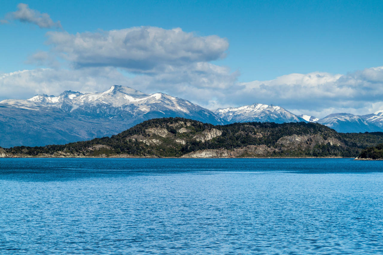 Vue époustouflante d'Ushuaïa, entourée de montagnes et de mer, mettant en valeur la beauté de la ville la plus australe d'Argentine | MSC Cruises