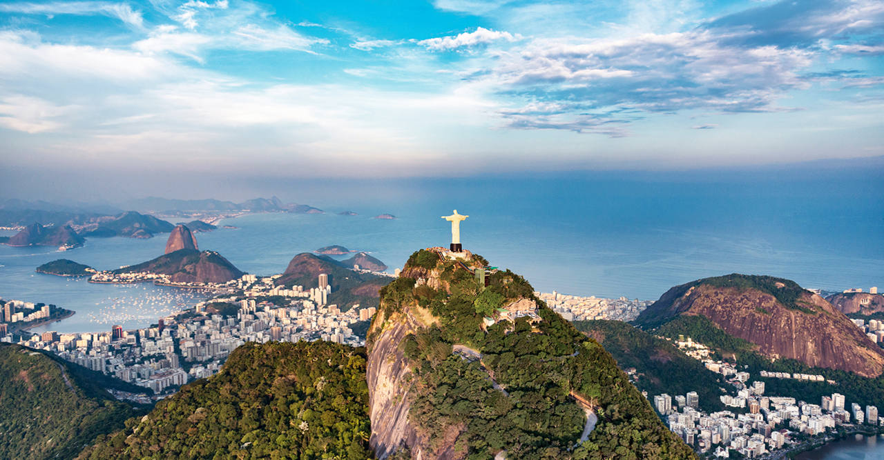 Eine atemberaubende Aussicht auf Rio de Janeiro mit der ikonischen Christusstatue, die über die lebendige Stadt blickt | MSC Cruises