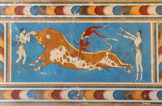 Un fresco vibrante que representa un toro y figuras, mostrando el arte griego antiguo del Museo Arqueológico | MSC Cruceros