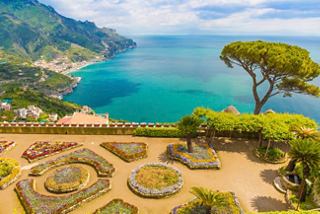 Impresionante vista de la costa desde la Villa Rufolo en Ravello, destacando jardines exuberantes y el mar brillante | MSC Cruceros