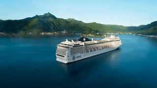 La MSC Magnifica scivola pacificamente nelle acque blu vicino alla splendida costa delle Samoa americane | MSC Crociere