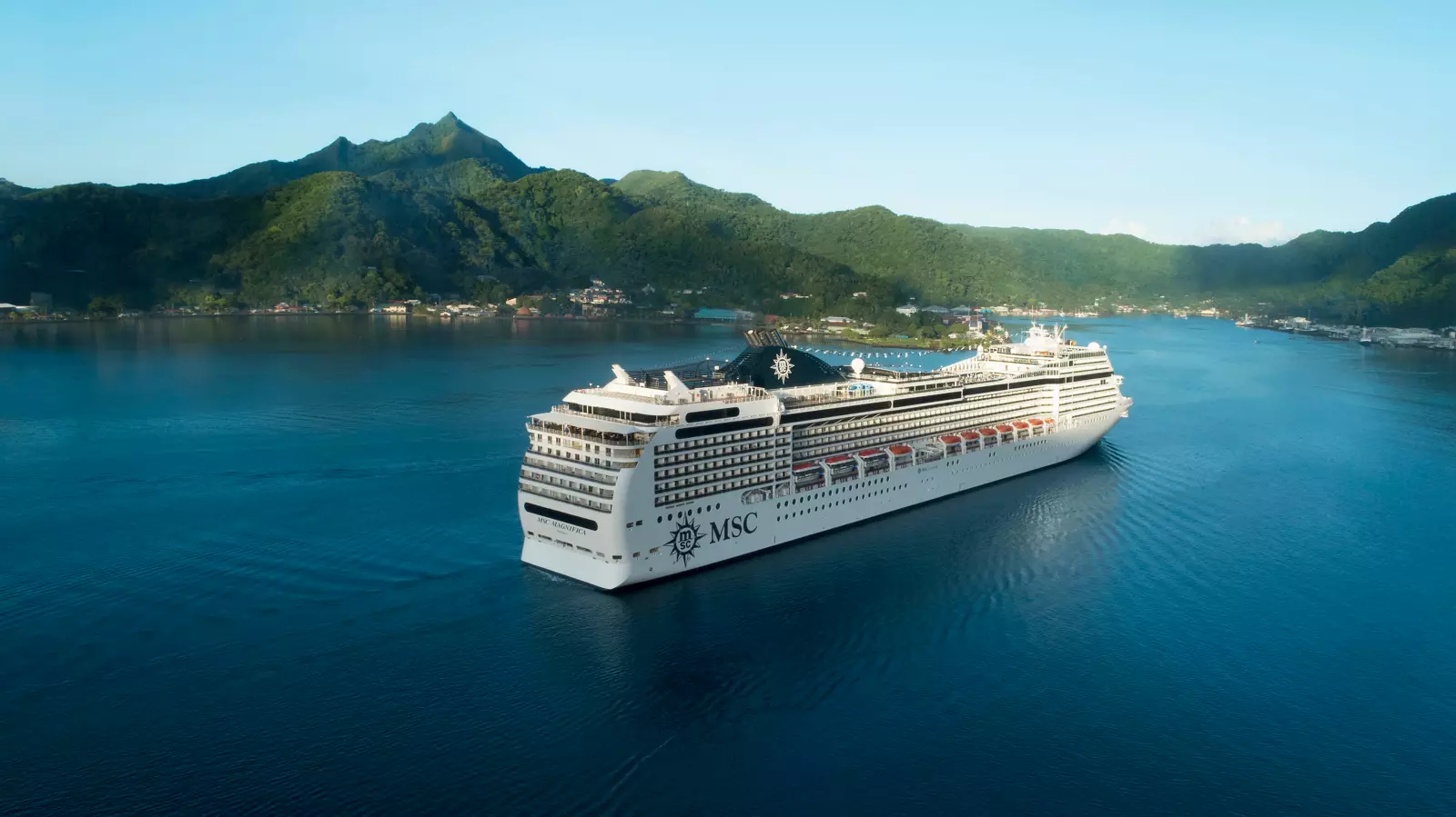 Le MSC Magnifica en navigation dans une baie tropicale