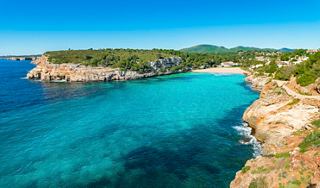 Un panorama époustouflant de la côte de Cala Romantica, avec une mer bleue vibrante et une verdure luxuriante contre des falaises rocheuses | MSC Croisières