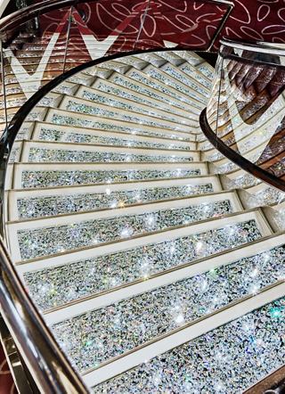 Die elegante Treppe windet sich anmutig durch das Infinity Atrium, geschmückt mit funkelnden Swarovski-Kristallen | MSC Cruises
