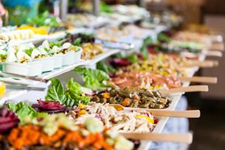 Ein lebhaftes Buffet mit einer Vielzahl frischer Gemüse, Salate, Fleisch und Eiern | MSC Cruises