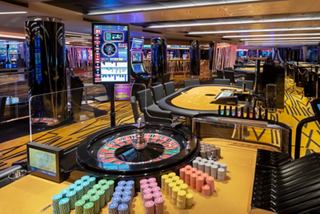 Le vibrant Casino Impérial présente une table de roulette entourée de jetons colorés et d'une atmosphère animée | MSC Cruises