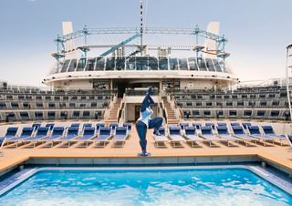 La zone de piscine Horizon accueillante sur MSC Meraviglia, idéale pour se détendre et profiter du soleil | MSC Croisières