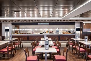 Ein einladender Speisebereich mit Tischen und Stühlen, die für Familien und Kinder im Marketplace Buffet gestaltet sind | MSC Cruises