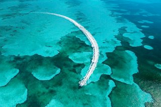 Ein Boot, das durch klares karibisches Wasser gleitet | MSC Cruises