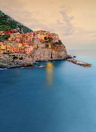 Une vue pittoresque d'une ville le long de la côte méditerranéenne, avec des falaises et une mer bleue | MSC Croisières