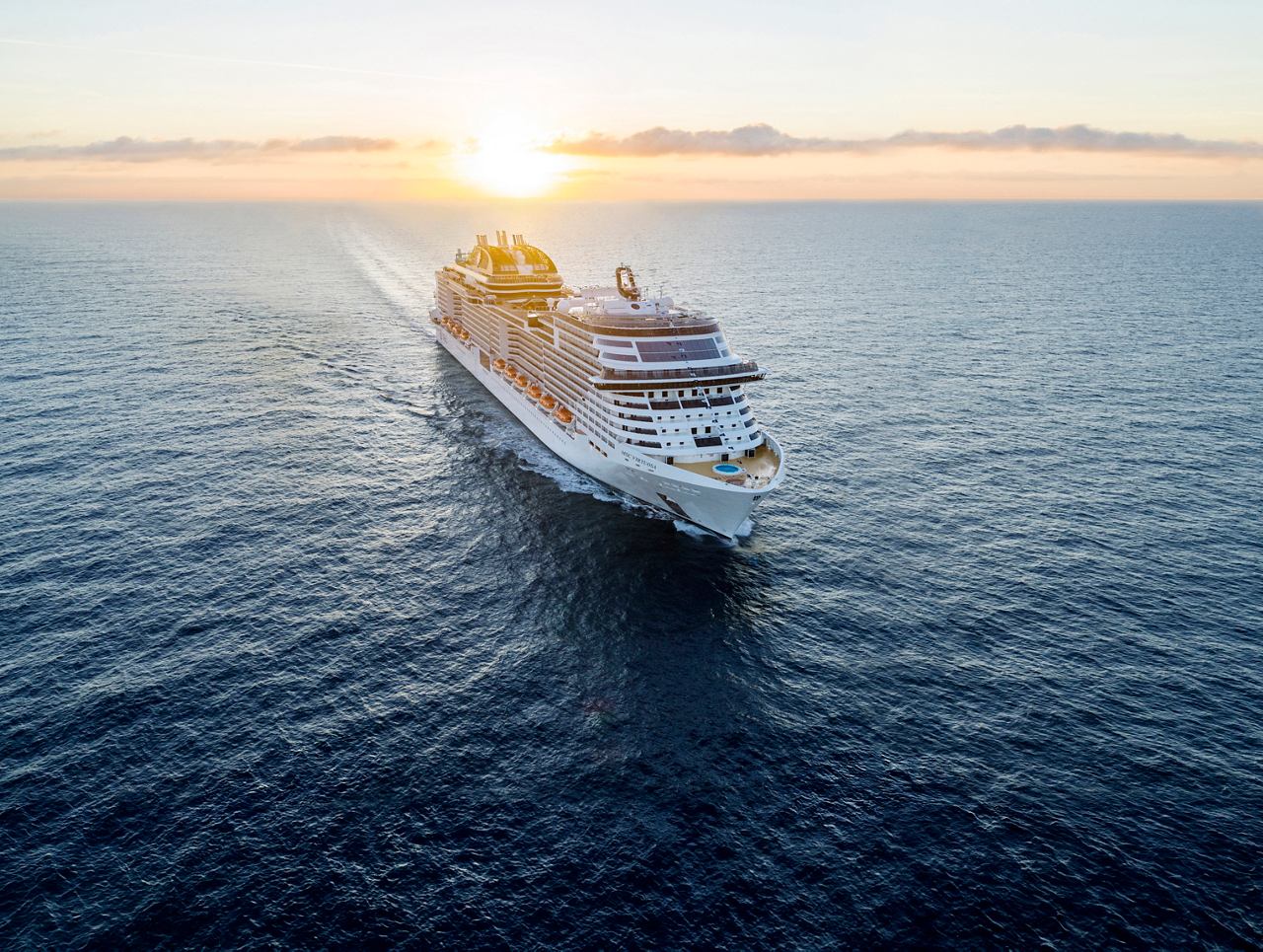 Vue aérienne de MSC Virtuosa naviguant en douceur sur la mer au lever du soleil | MSC Cruises