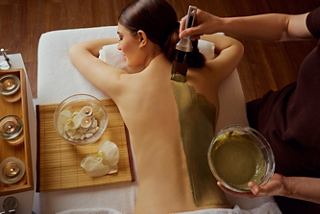 A relaxing anti-cellulite marine flora wrap treatment is being applied in the MSC Aurea Spa | MSC Cruises