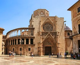 La straordinaria facciata di una cattedrale storica a Valencia, invita all'esplorazione e alla scoperta | MSC Crociere