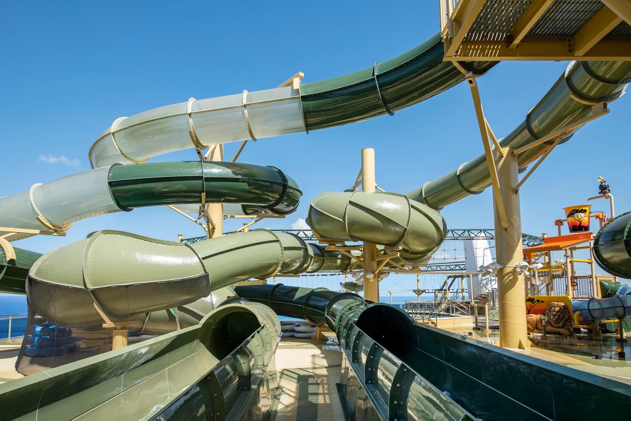 Exciting water slides twist and turn in the vibrant Savannah Aquapark on MSC Virtuosa | MSC Cruises