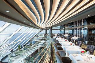 Ein eleganter Blick auf das MSC Yacht Club Restaurant mit modernem Design und geräumigen Essbereichen mit Blick auf das Meer | MSC Cruises