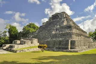 Explorez le site archéologique ancien de Chacchoben avec une pyramide entourée de verdure luxuriante | MSC Croisières