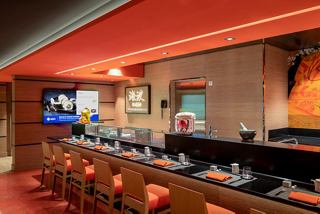 Un interior vibrante del Kaito Sushi Bar con un acogedor espacio para comer y un elegante mostrador | MSC Cruceros