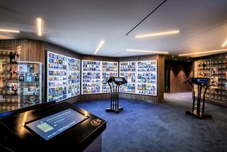 Interior moderno de una tienda en MSC Virtuosa con diversas exhibiciones y elementos interactivos para que los huéspedes exploren | MSC Cruceros