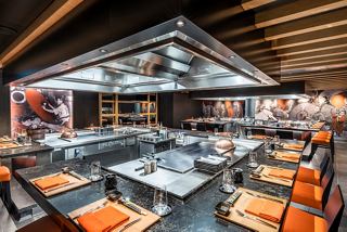 Moderna y acogedora atmósfera en el restaurante especializado Kaito Teppanyaki de MSC Seashore | MSC Cruceros