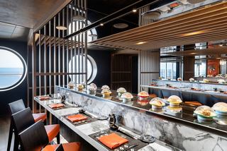 Un hermoso comedor en Kaito Sushi Bar en MSC Seashore, que ofrece un ambiente cálido y acogedor para los huéspedes | MSC Cruceros