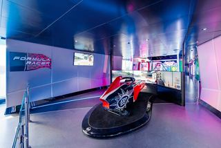 Vive emocionantes aventuras de carreras en el inmersivo MSC Formula Racer en la Sala de Juegos | MSC Cruceros