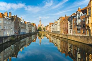 Vue pittoresque du canal à Bruges mettant en valeur l'architecture historique et les reflets dans l'eau | MSC Croisières
