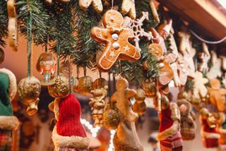 Una escena festiva de mercado navideño llena de decoraciones vibrantes y visitantes alegres disfrutando de delicias de temporada | MSC Cruceros