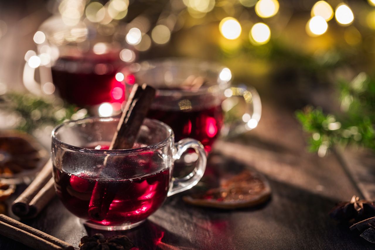 Warmes Glühwein in festlichen Tassen, umgeben von saisonalen Dekorationen, die eine fröhliche Winteratmosphäre hervorrufen | MSC Cruises