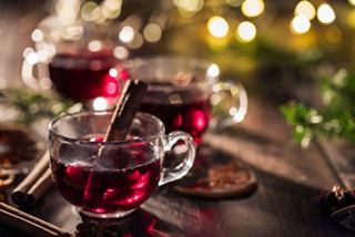Warmes Glühwein in festlichen Tassen, umgeben von saisonalen Dekorationen, die eine fröhliche Winteratmosphäre hervorrufen | MSC Cruises