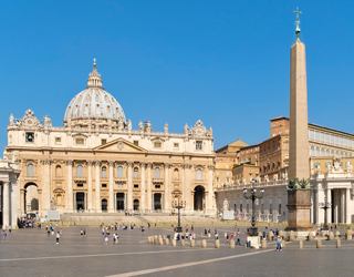La Basilica di San Pietro e la sua iconica cupola, con l'obelisco nella piazza, invitano a esplorare la bellezza di Roma | MSC Crociere