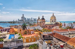 Vue panoramique de Carthagène, Colombie, montrant des toits colorés et une architecture historique au bord de la mer | MSC Cruises