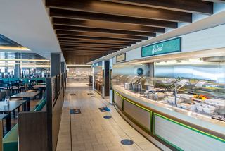 Ein geräumiger Speisebereich mit dem Marketplace Buffet und verschiedenen Essenspräsentationen für die Gäste | MSC Cruises