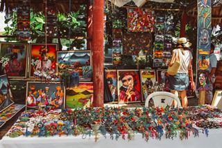 Un marché vibrant au Guatemala rempli de souvenirs colorés et d'artisanat local, invitant à l'exploration et à la découverte | MSC Cruises