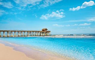 Ein klarer blauer Himmel und ein schöner Strand schaffen die perfekte Kulisse für Entspannung und Abenteuer | MSC Cruises