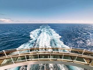 Eine ruhige Aussicht vom Deck des Schiffs, die das ruhige Meer und den Schiffsbug zeigt | MSC Cruises